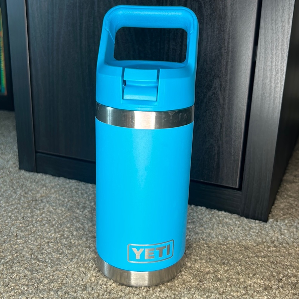 Light blue Juniors 12 oz Yeti waterbottle
